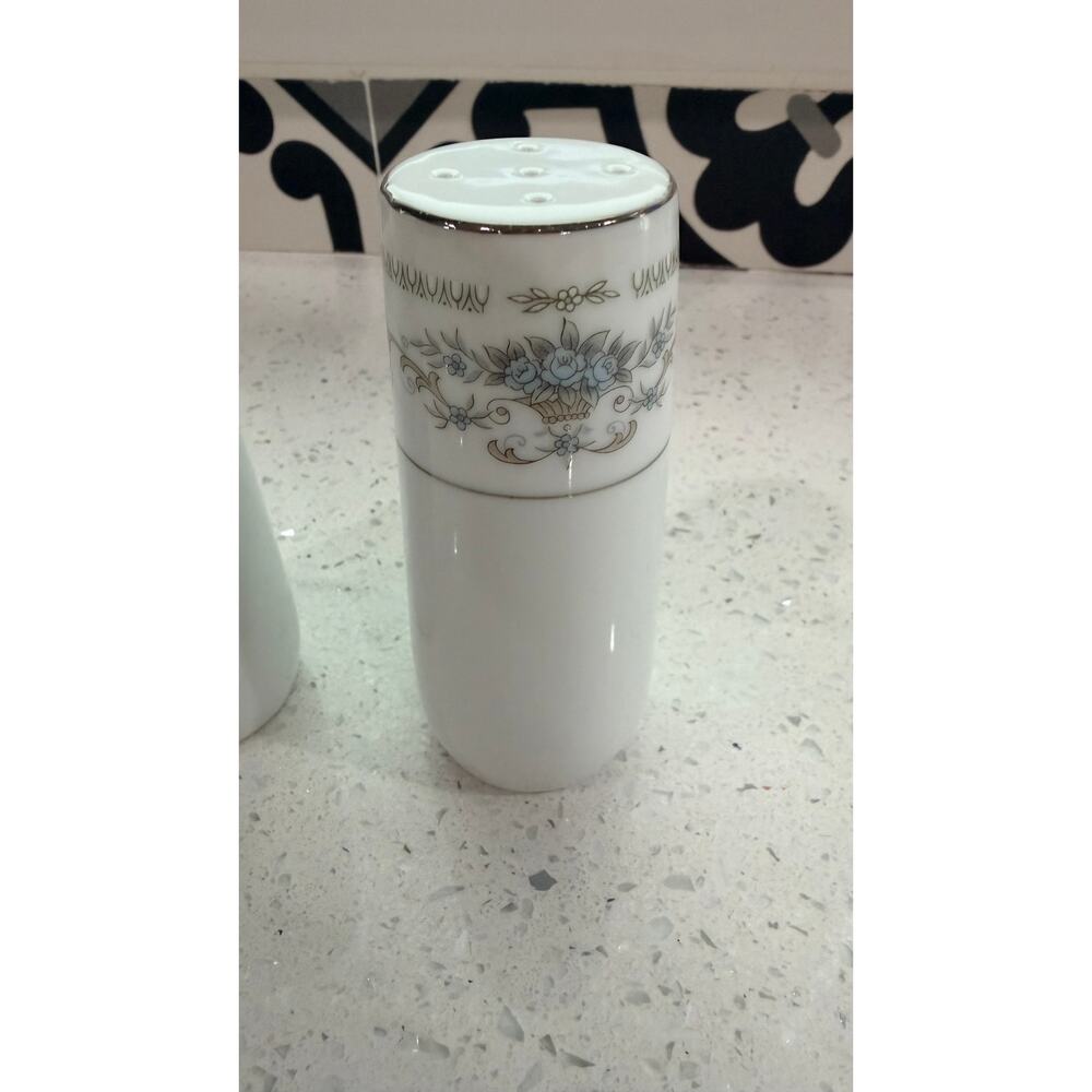 Vintage Diane Fine China Japan Salt Pepper Shakers 4" Blue Floral - Picture 2 of 4